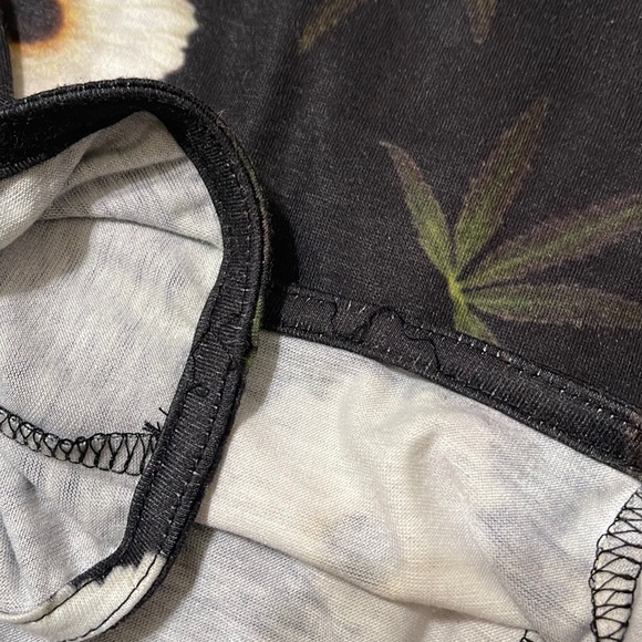 MMJCO Daisy Weed Leaf Print Crop Top - Picture 4 of 4